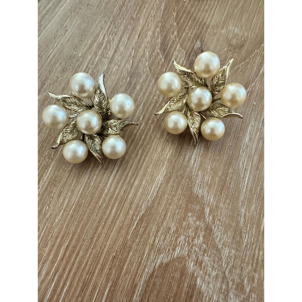 Vintage Emmons Pearl Floral Clip On